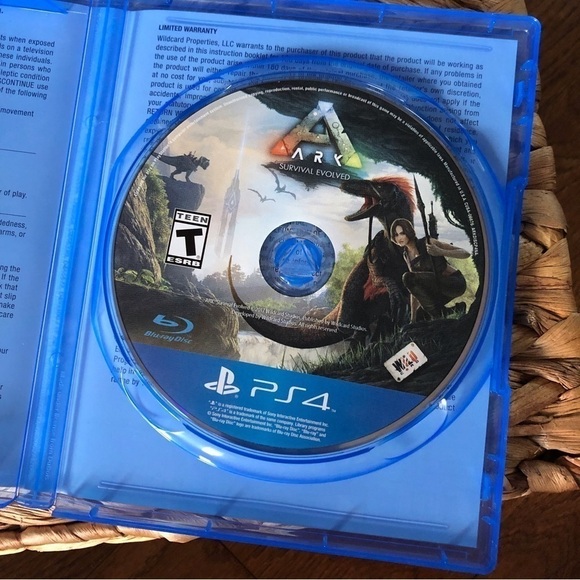 PS4 Ark Survival Evolved video game - Picture 2 of 3